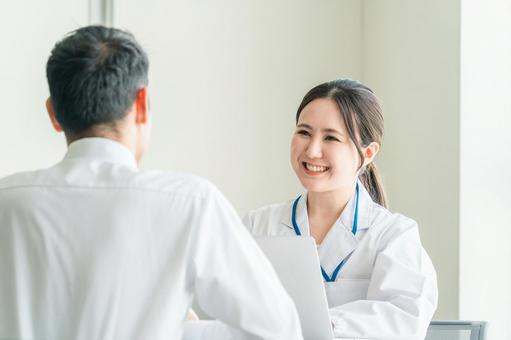 経験豊富な現役技師が笑顔で指導している様子