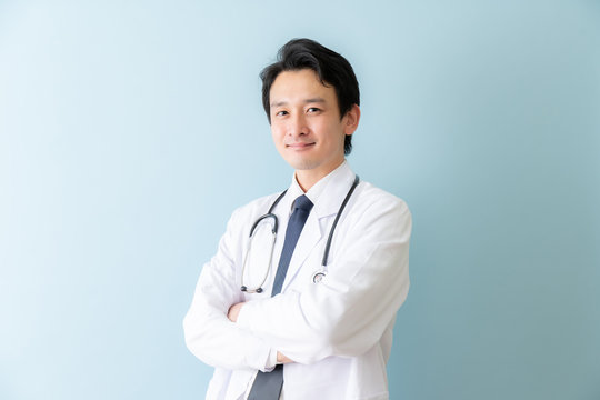 笑顔の医師の写真 - 業務負担軽減による満足度向上を表現