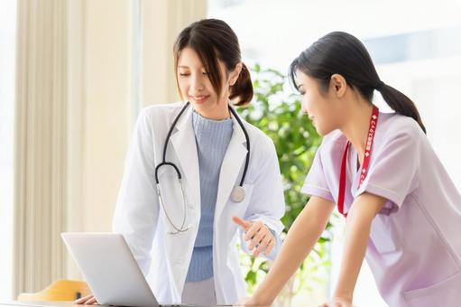 医療スタッフ間の指導風景 - 充実した研修環境による人材採用・定着率向上を表現